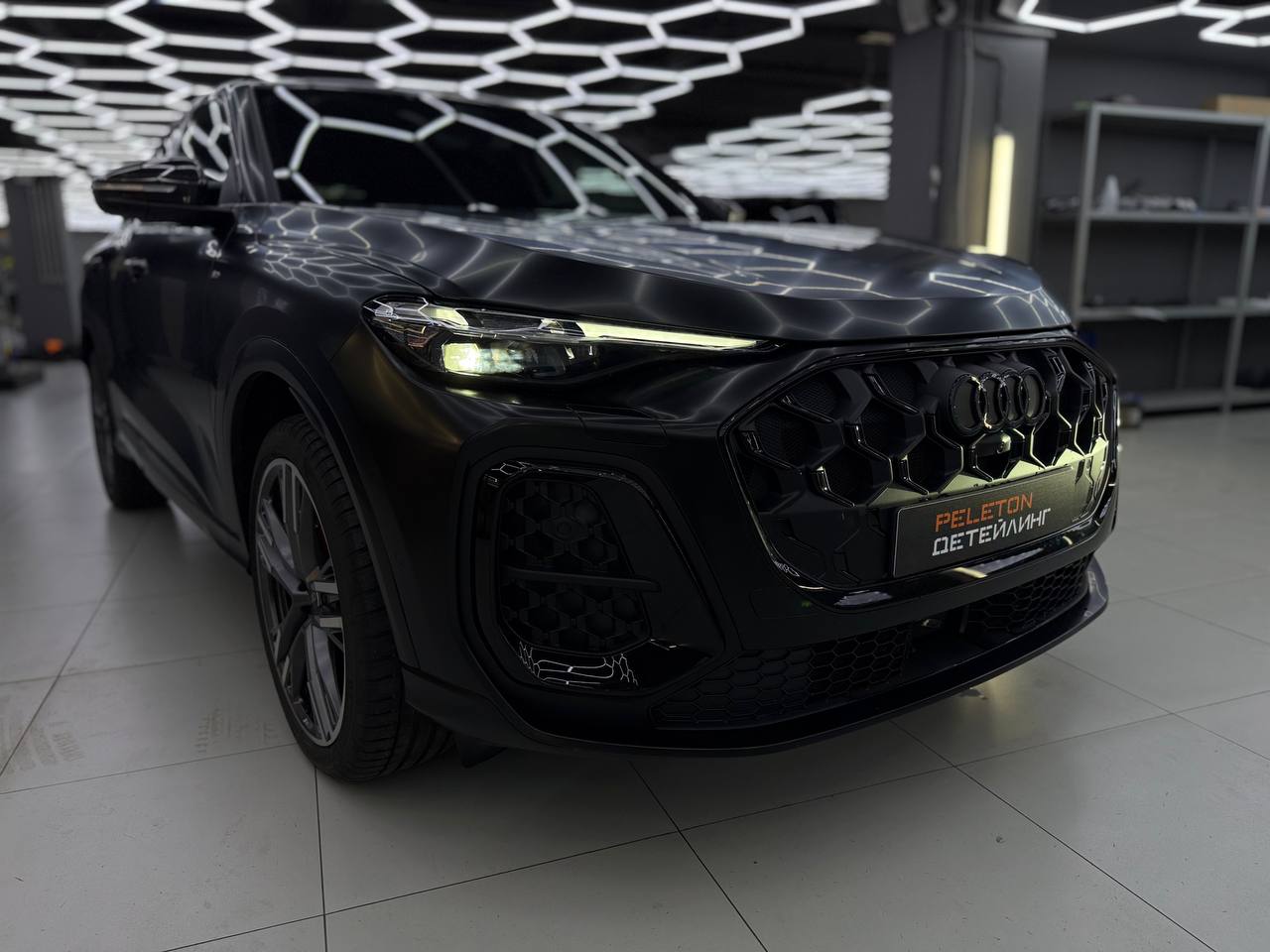 Оклейка Audi Q5 в сатиновую полиуретановую пленку 200 мкм: шелковый финиш и надежная защита